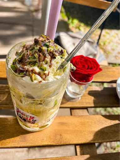 Matcha Shake mit Pistazien Topping