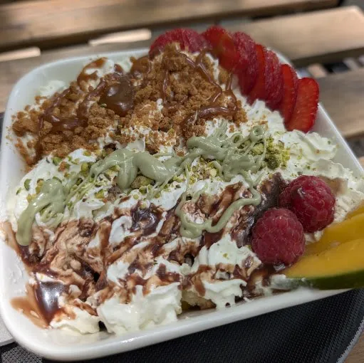 Arabisches Eis mit Erdbeeren und Toppings